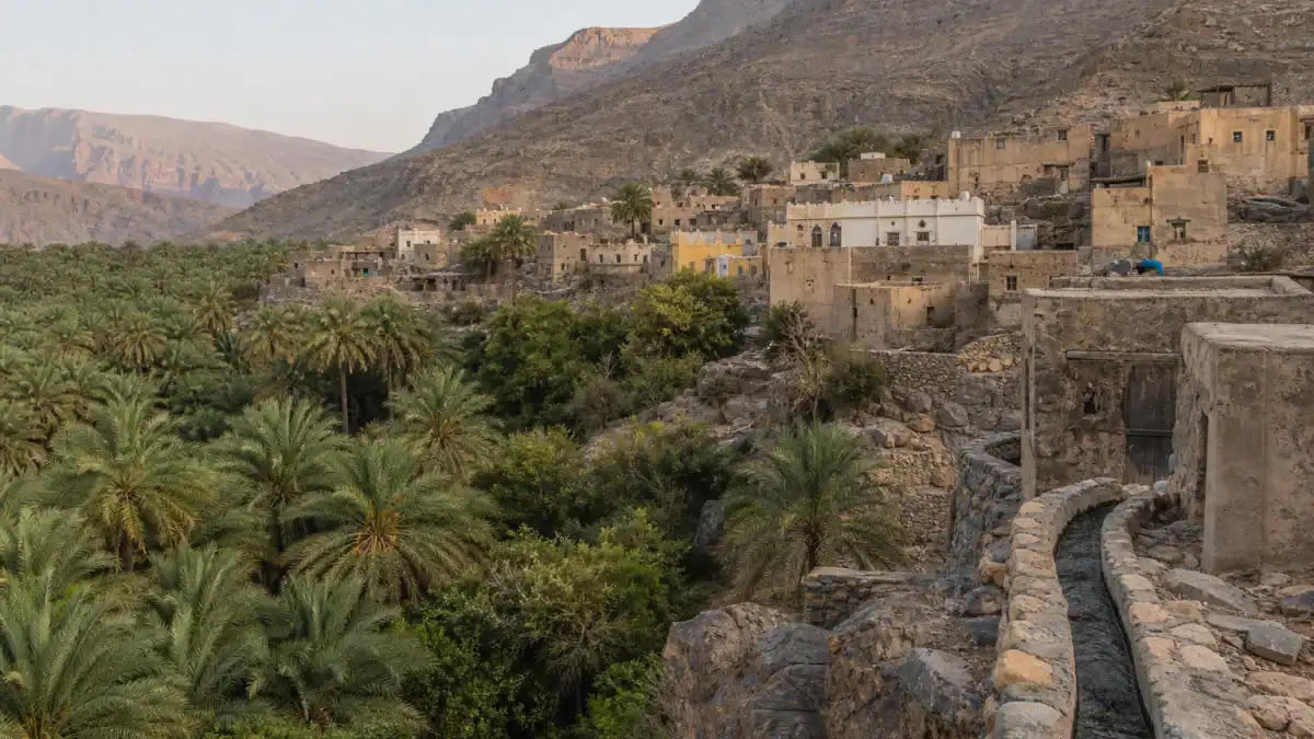 قرية مسفاة العبريين العمانية فوق مدرجات نخيل خضراء في جبال الحجر