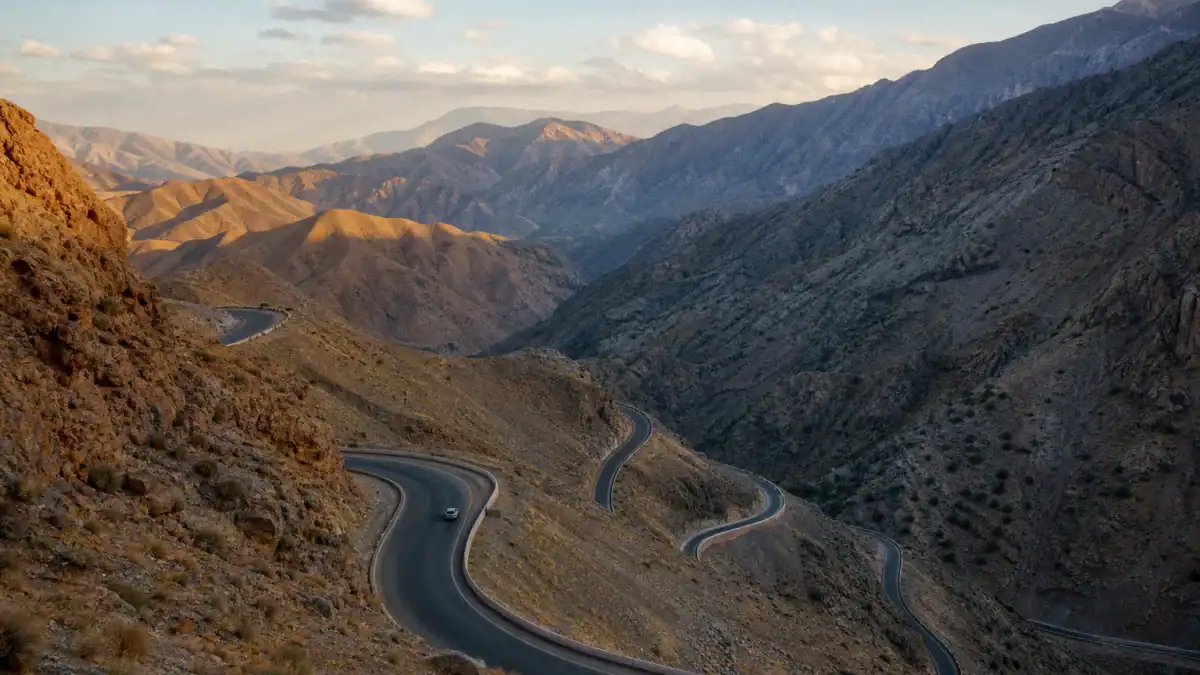 طريق متعرج يعبر جبال الأطلس في ممر تيزي ن تيشكا بالمغرب