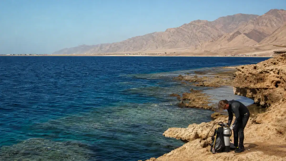 ساحل البلو هول قرب دهب ومياهه الزرقاء العميقة.