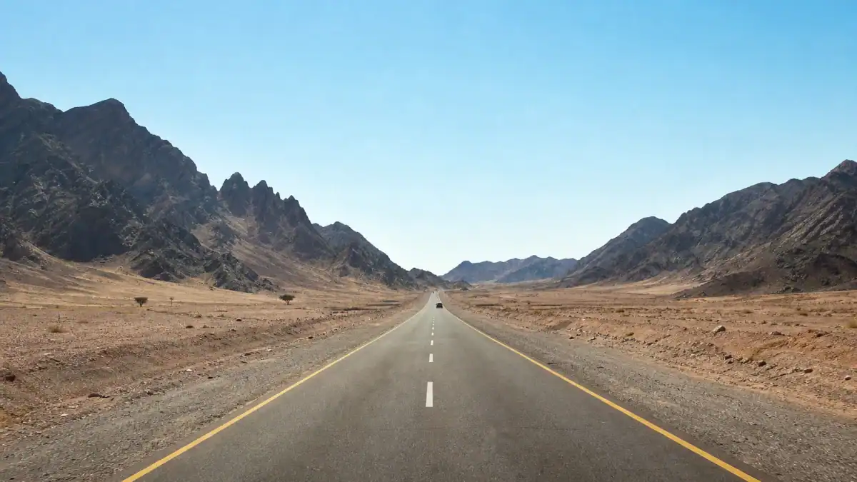 طريق صحراوي يعبر جبال البحر الأحمر بين الأقصر والغردقة