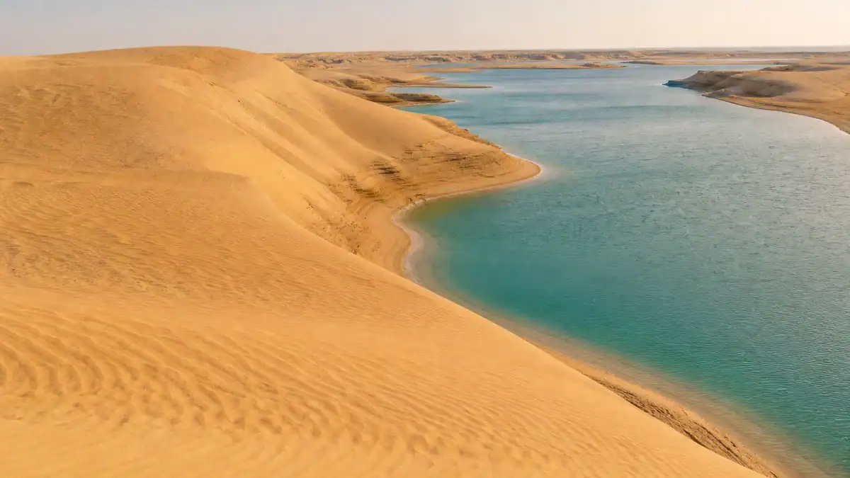 كثبان ذهبية تلتقي بالمياه الفيروزية في خور العديد بقطر