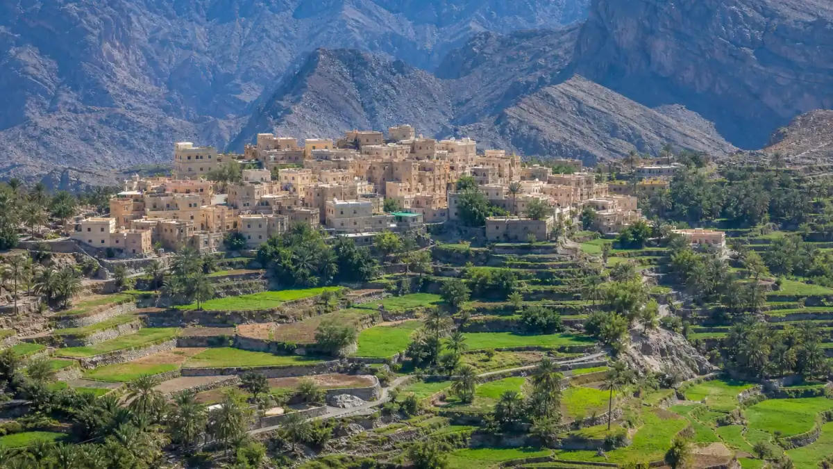 قرية بلاد سَيط ومدرجاتها الزراعية وسط جبال عُمان