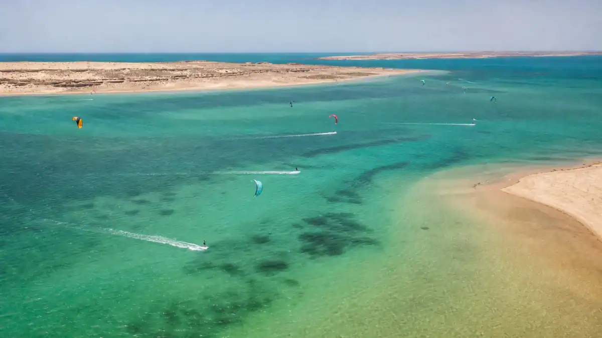 مياه خليج الداخلة الفيروزية ورمال الصحراء في الخلفية