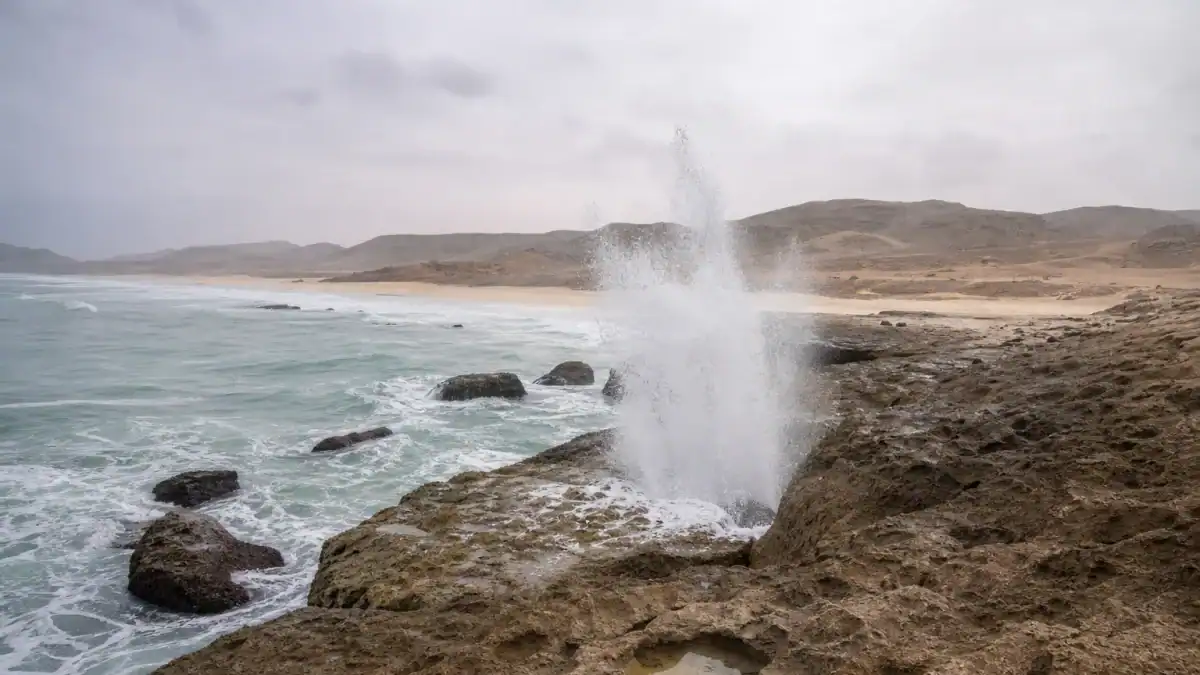 نوافير المياه الطبيعية قرب شاطئ المغسيل في ظفار.