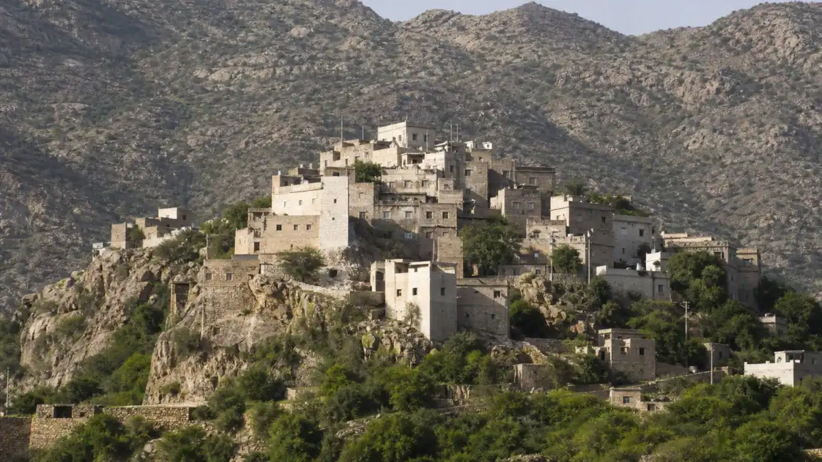 قرية ذي عين الحجرية فوق الجبل وسط الخضرة في منطقة الباحة