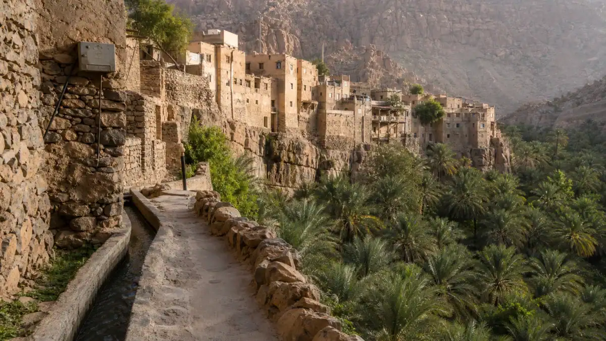 بيوت مسفاة العبريين الحجرية ومدرجات النخيل وقناة الفلج في عُمان