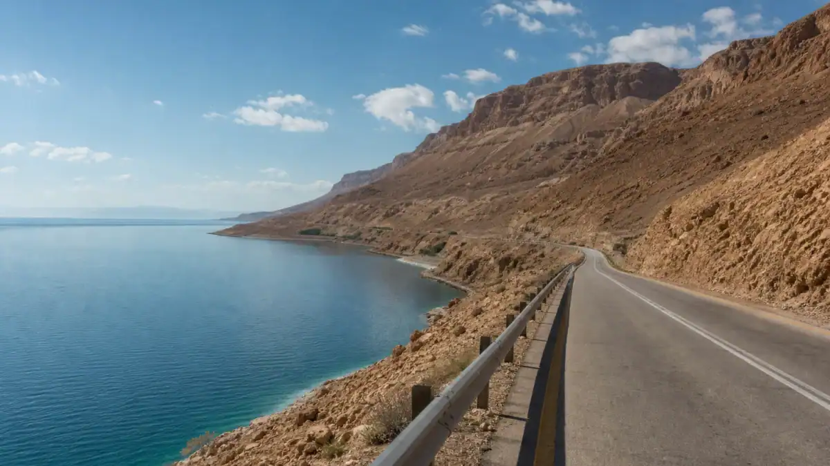 طريق بمحاذاة البحر الميت مع الجروف الصخرية قرب وادي الموجب