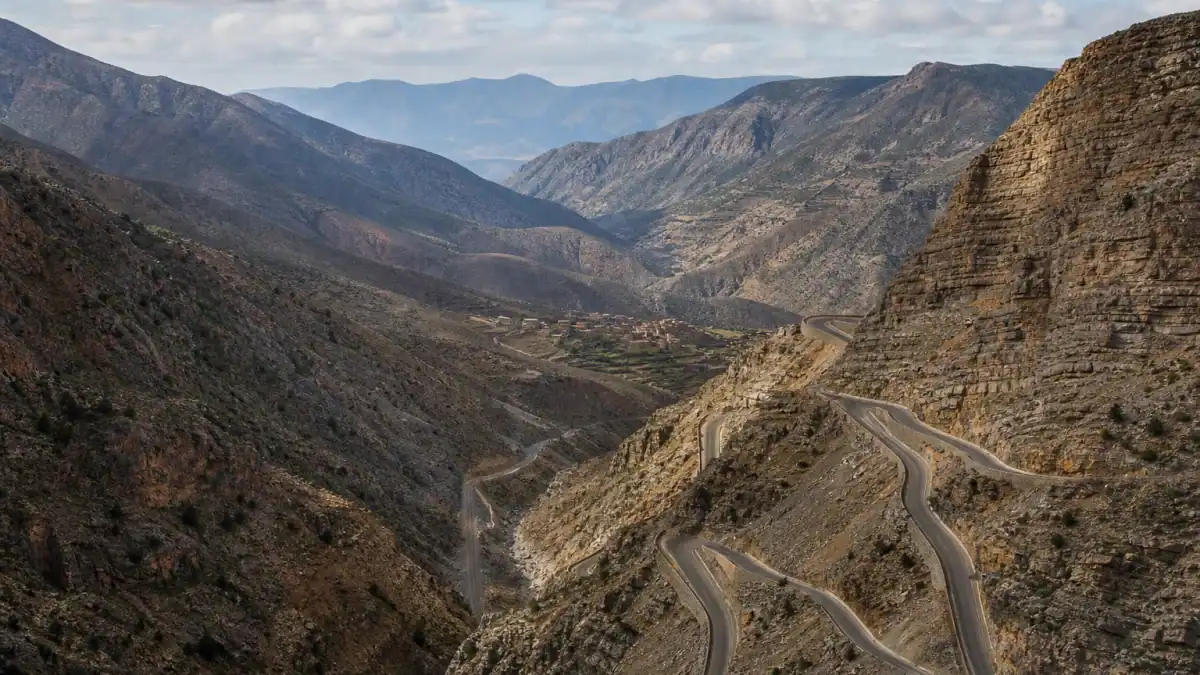 طريق تيزي ن تيشكا المتعرج وسط جبال الأطلس الكبير في المغرب
