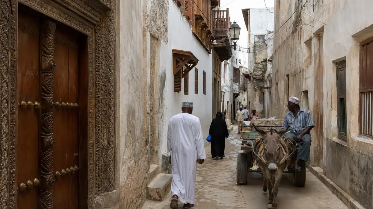 حمار وعربة يدوية في زقاق ضيق من أزقة مدينة لامو القديمة في كينيا