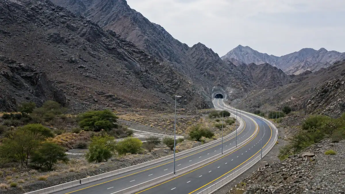 طريق خورفكان وهو يمر عبر جبال الحجر في الإمارات