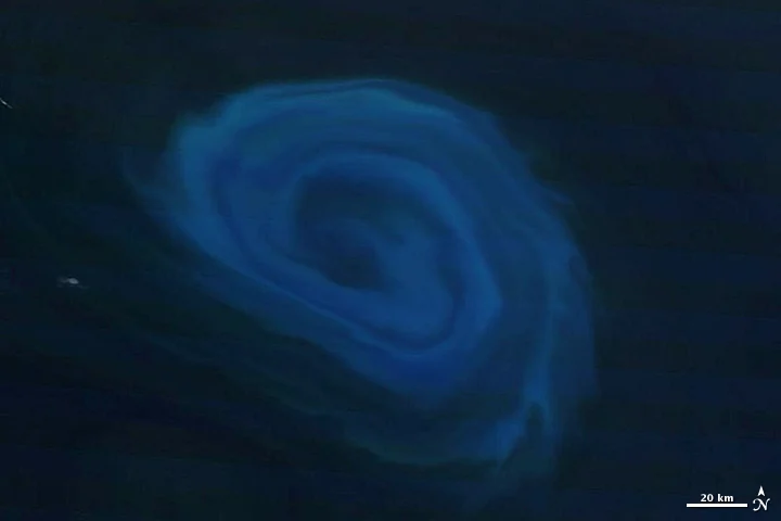 صورة NASA بالألوان الطبيعية لدوامة بحرية ضخمة جنوب أفريقيا تظهرها عوالق نباتية بلون أزرق فاتح